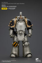 JOYTOY Warhammer The Horus Heresy Actionfigur 1/18 lron Warriors Command Squad Chosen with Legion Standard 12 cm